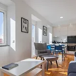 Comfort & Bright Apartment By Lovelystay